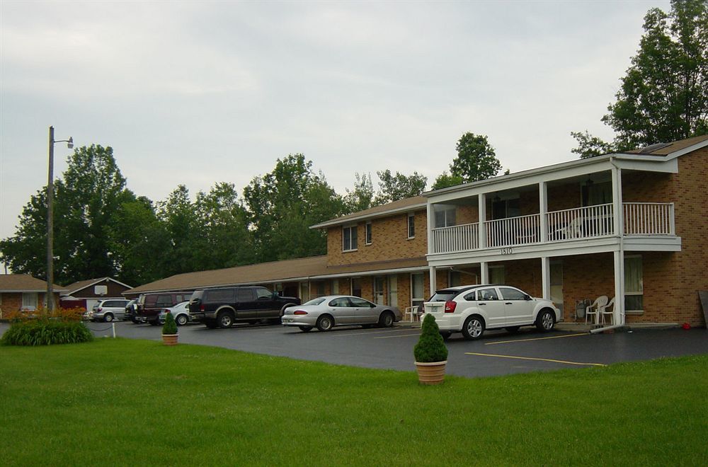 Chateau Motor Lodge Grand Island Exterior photo