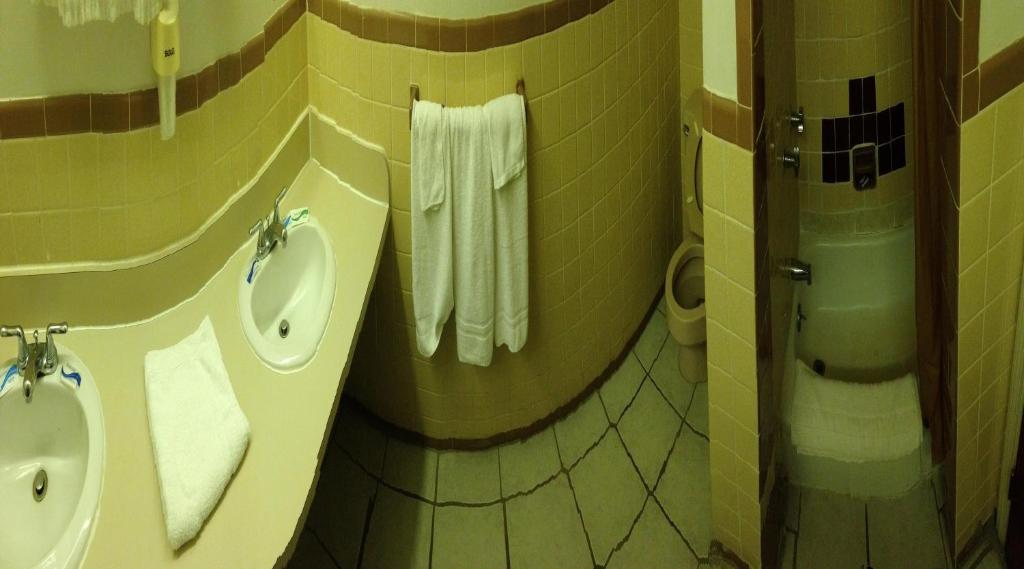 Chateau Motor Lodge Grand Island Room photo